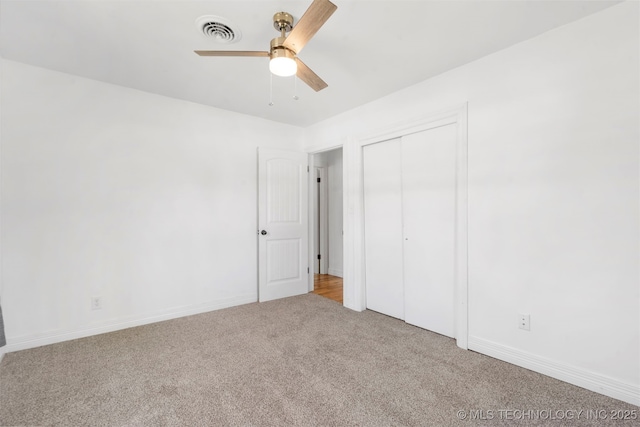 unfurnished bedroom with carpet flooring, a closet, a ceiling fan, and baseboards