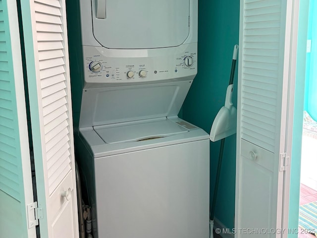 1216 N Oak Grove Rd, Drumright, OK 74030 - clothes washing area featuring stacked washer / dryer