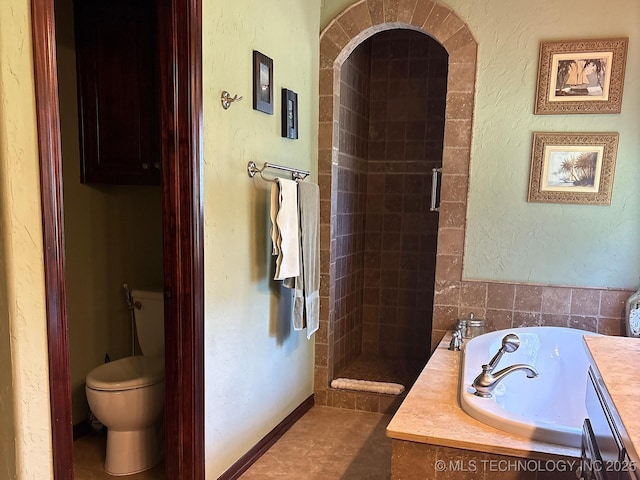 1216 N Oak Grove Rd, Drumright, OK 74030 - bathroom with tiled shower, a textured wall, toilet, and a tub