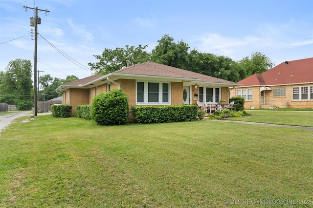 819 W Elm St, Durant, OK 74701 - ranch-style home with brick siding and a front lawn