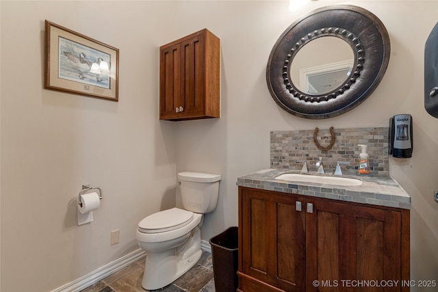 12432 Boulder Rdg, Sperry, OK 74073 - bathroom featuring baseboards, vanity, toilet, and decorative backsplash