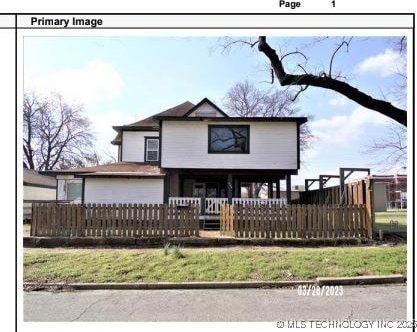 408 E 7th St, Okmulgee, OK 74447 - view of front facade with a fenced front yard