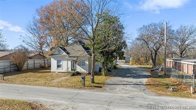 500 S Kern St, Okmulgee, OK 74447 - view of front of property featuring gravel driveway