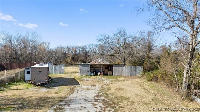 500 S Kern St, Okmulgee, OK 74447 - view of yard featuring dirt driveway and an outdoor structure