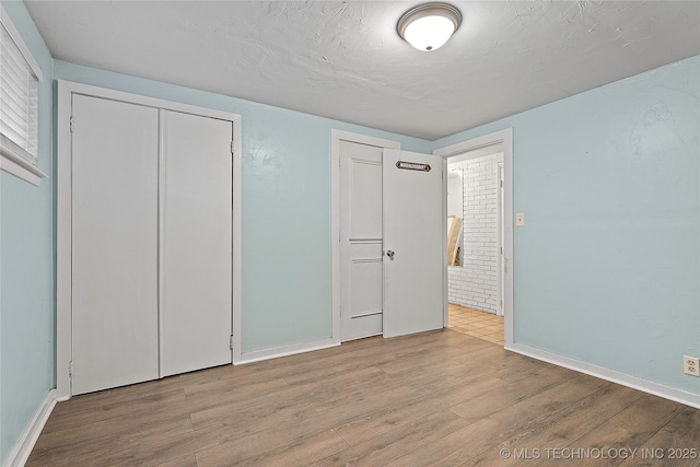 532 Hammers Rd, Ardmore, OK 73401 - unfurnished bedroom featuring wood finished floors, baseboards, and a closet