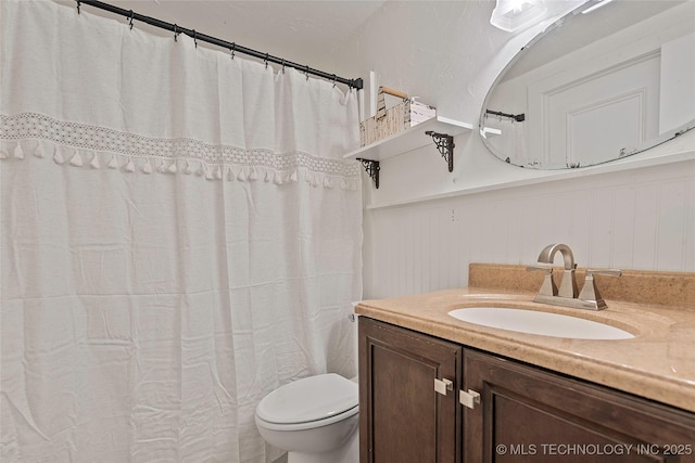 532 Hammers Rd, Ardmore, OK 73401 - full bath with vanity, toilet, and a shower with curtain