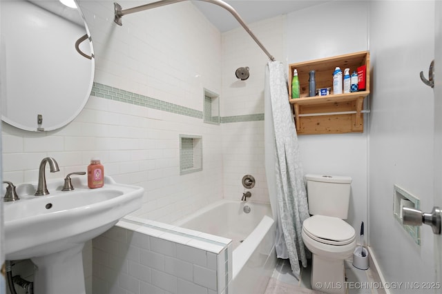 532 Hammers Rd, Ardmore, OK 73401 - bathroom with shower / bath combo, toilet, tile walls, a sink, and tasteful backsplash