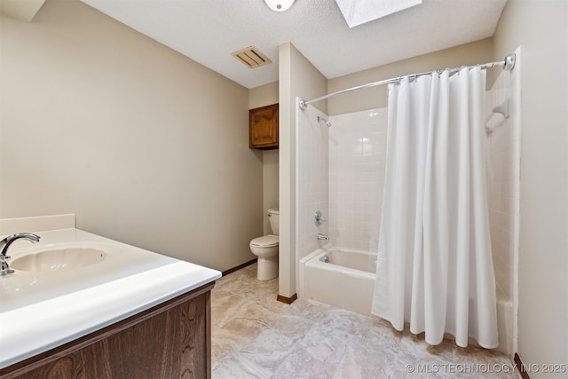 3805 E 64th Pl, Tulsa, OK 74136 - bathroom with shower / bathtub combination with curtain, a skylight, toilet, vanity, and baseboards