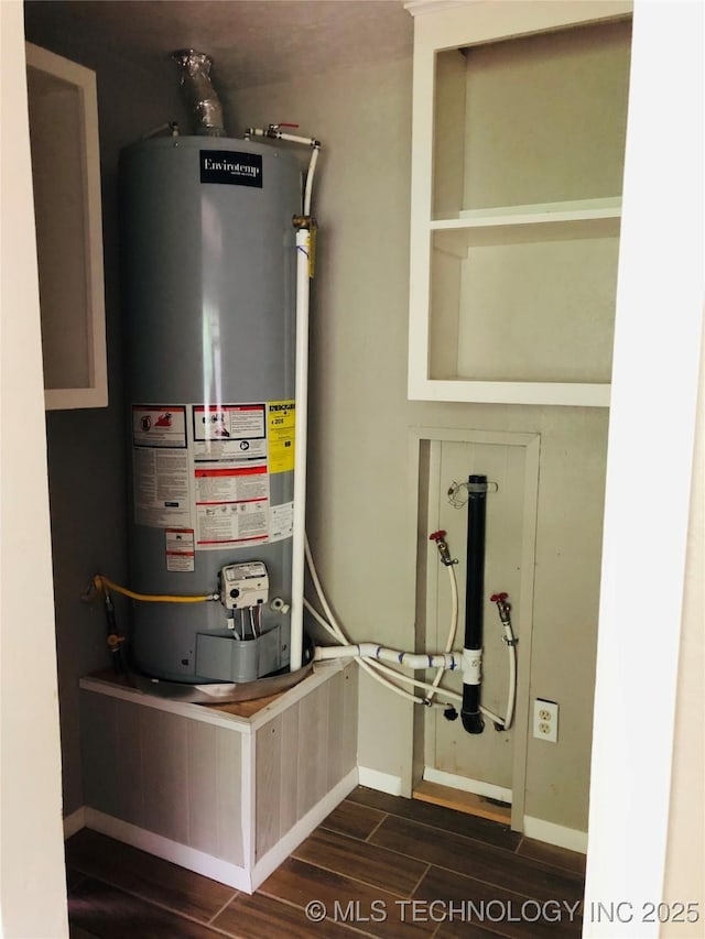 509 N Michigan Ave, Cushing, OK 74023 - utility room featuring water heater