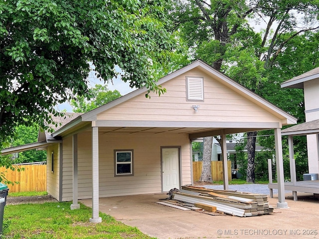 525 W Downing St, Tahlequah, OK 74464 - bungalow-style house featuring fence