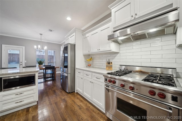 3001 S Tamarack Ave, Broken Arrow, OK 74012 - kitchen featuring stainless steel appliances, under cabinet range hood, crown molding, white cabinetry, and a chandelier