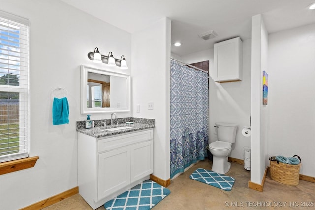 11879 Sandy Acres Trl, Kingston, OK 73439 - full bath featuring baseboards, vanity, toilet, recessed lighting, and curtained shower