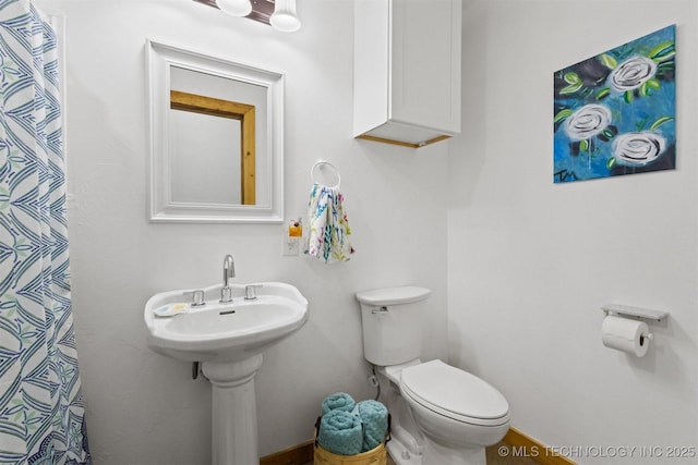 11879 Sandy Acres Trl, Kingston, OK 73439 - full bath with toilet, a shower with shower curtain, and a sink
