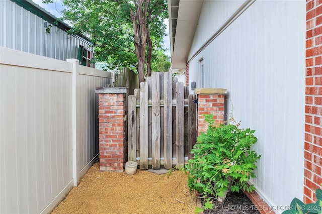 1919 NW 10th St, Ardmore, OK 73401 - gate with fence