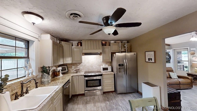 196 High Chaparal St, Ardmore, OK 73401 - kitchen featuring stainless steel appliances, a sink, backsplash, and ceiling fan