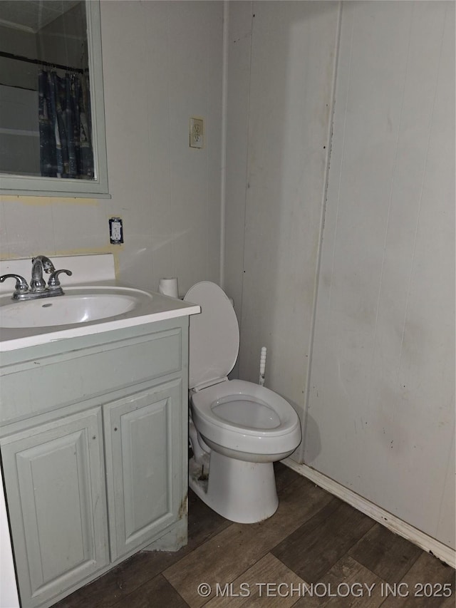360 N 5th St, Fairfax, OK 74637 - bathroom with wood finished floors, toilet, vanity, and curtained shower