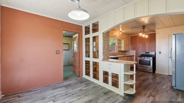 7941 N 433rd Rd, Adair, OK 74330 - kitchen with stainless steel appliances, open shelves, arched walkways, ornamental molding, and dark wood-style flooring