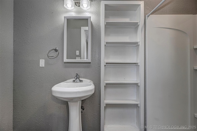 423 E Cherry St, Cushing, OK 74023 - bathroom with a textured wall