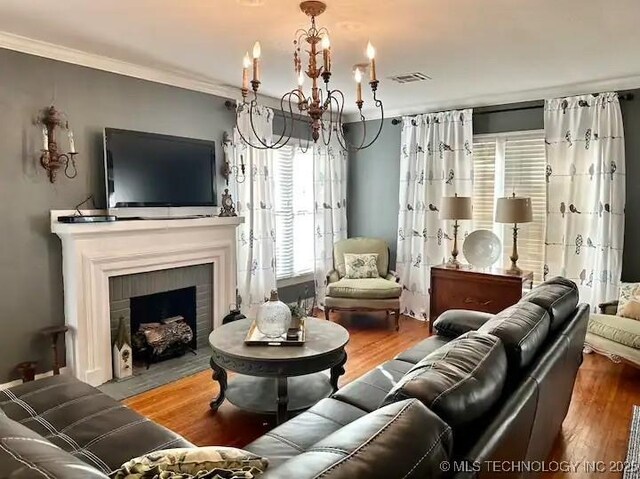 1124 W Elm, Durant, OK 74701 - living area featuring healthy amount of natural light, a chandelier, crown molding, and wood finished floors