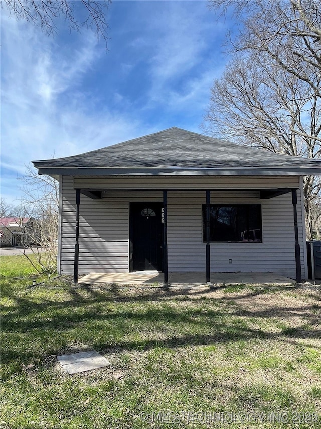 441 SE Carter St, Ardmore, OK 73401 - rear view of house featuring a lawn