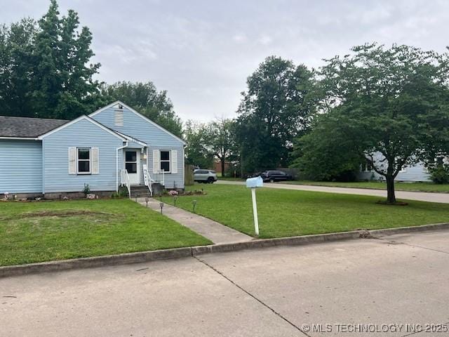 2201 Baugh St, Muskogee, OK 74403 - view of front of home featuring a front yard