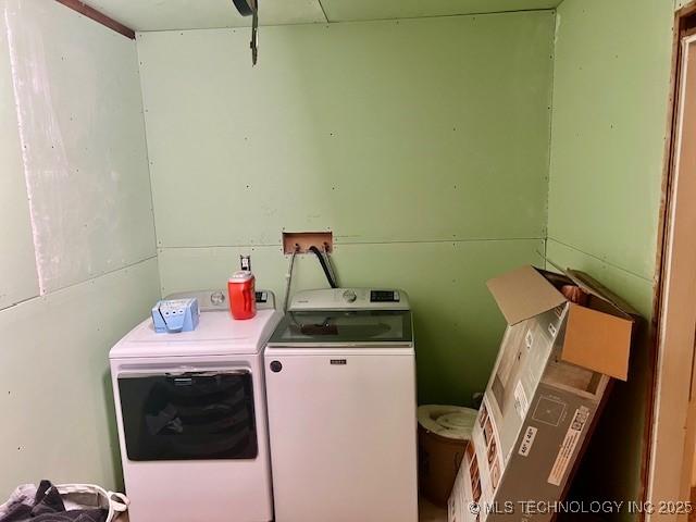 2201 Baugh St, Muskogee, OK 74403 - laundry area with independent washer and dryer