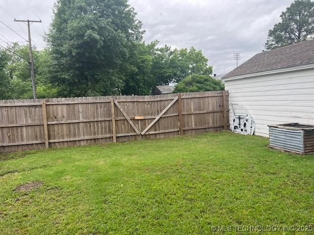 2201 Baugh St, Muskogee, OK 74403 - view of yard