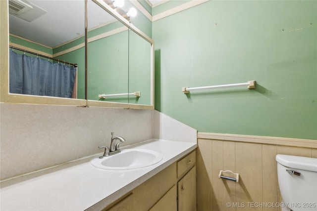 8805 E 46th Pl, Tulsa, OK 74145 - full bathroom with toilet, wainscoting, and vanity