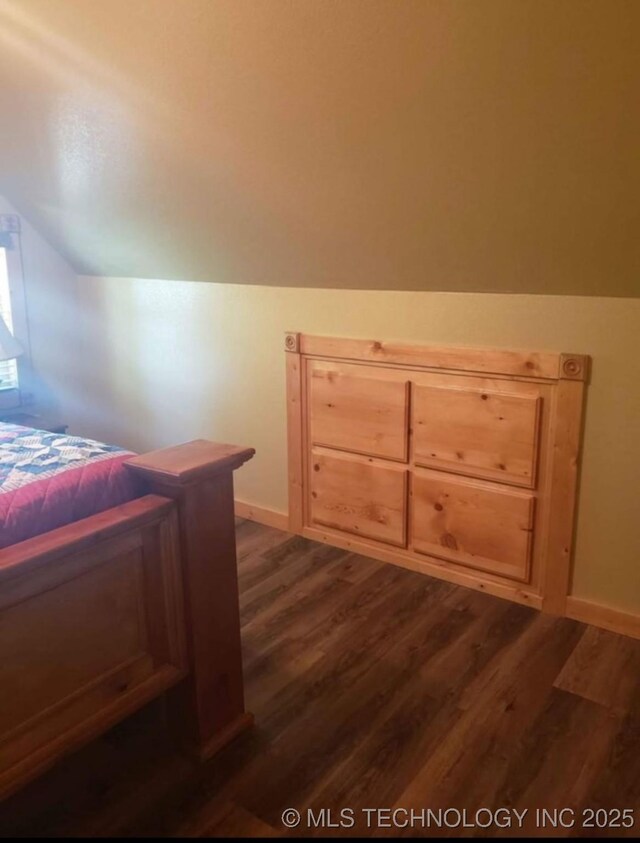 452176 E 958th Rd, Vian, OK 74962 - bedroom featuring lofted ceiling, dark wood-type flooring, and baseboards