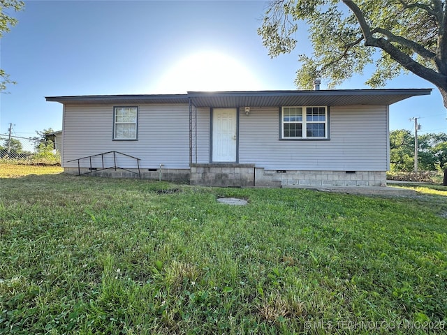 621 S 3rd St, Morris, OK 74445 - view of front facade featuring crawl space and a front yard