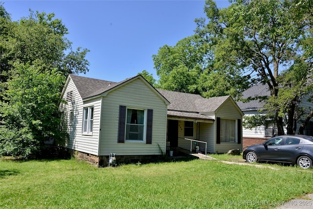 805 W Cummings St, Henryetta, OK 74437 - view of front of property featuring roof with shingles and a front lawn