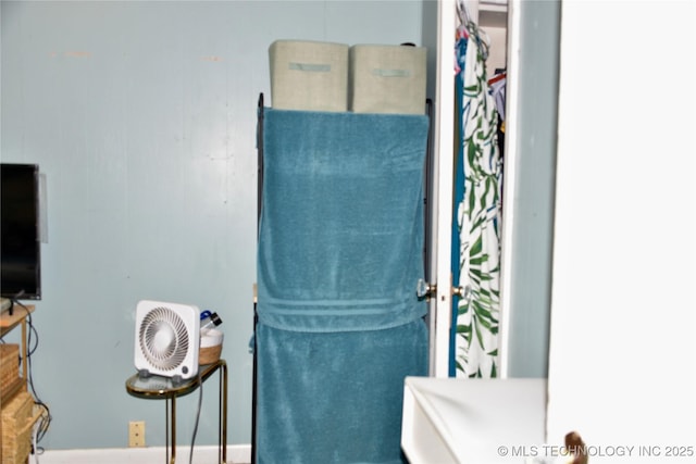 805 W Cummings St, Henryetta, OK 74437 - view of bathroom