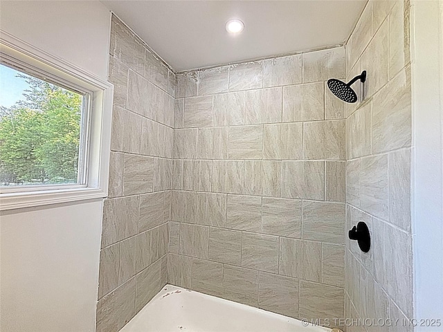 1107 SE 5th St, Wagoner, OK 74467 - bathroom featuring tiled shower and recessed lighting