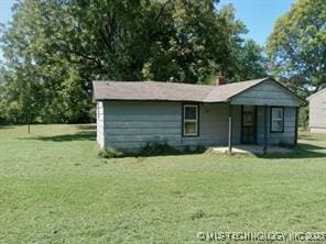 412 W Elm St, Fort Gibson, OK 74434 - view of front of home featuring a front yard