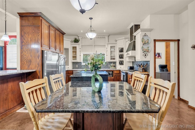 26115 US Highway 70, Bokchito, OK 74726 - kitchen featuring a spacious island, a breakfast bar, tasteful backsplash, freestanding refrigerator, and recessed lighting