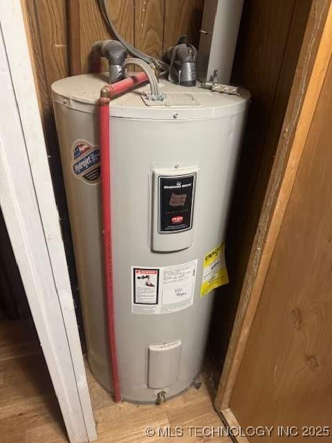 223 W Delaware St, Jay, OK 74346 - utility room with water heater