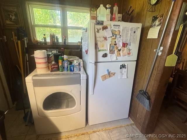 223 W Delaware St, Jay, OK 74346 - kitchen with freestanding refrigerator and washer / clothes dryer