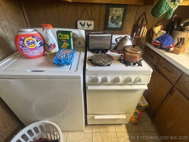 223 W Delaware St, Jay, OK 74346 - laundry room featuring washer / dryer, light tile patterned floors, and wooden walls