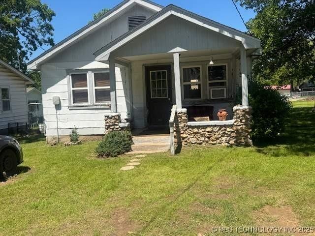 223 W Delaware St, Jay, OK 74346 - bungalow-style house featuring a porch and a front yard