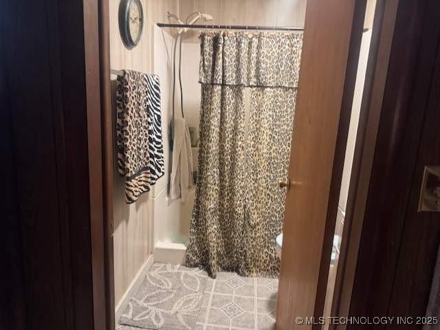 223 W Delaware St, Jay, OK 74346 - full bath featuring curtained shower