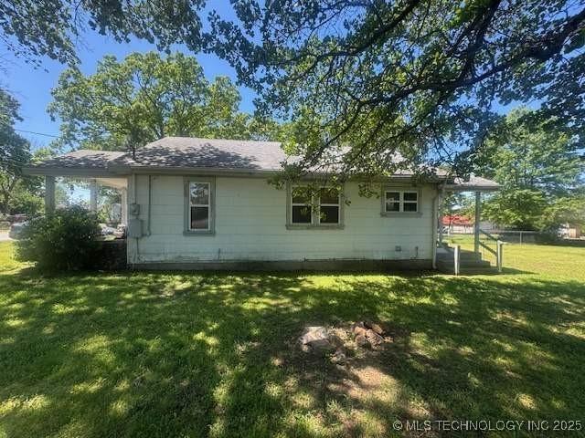223 W Delaware St, Jay, OK 74346 - back of property featuring a yard