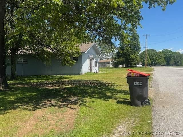 223 W Delaware St, Jay, OK 74346 - view of grassy yard
