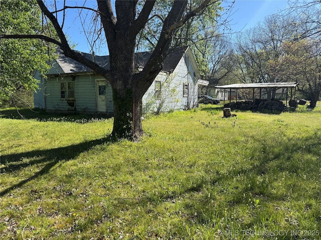 900 S Mabel Ave, Wagoner, OK 74467 - view of grassy yard with a carport