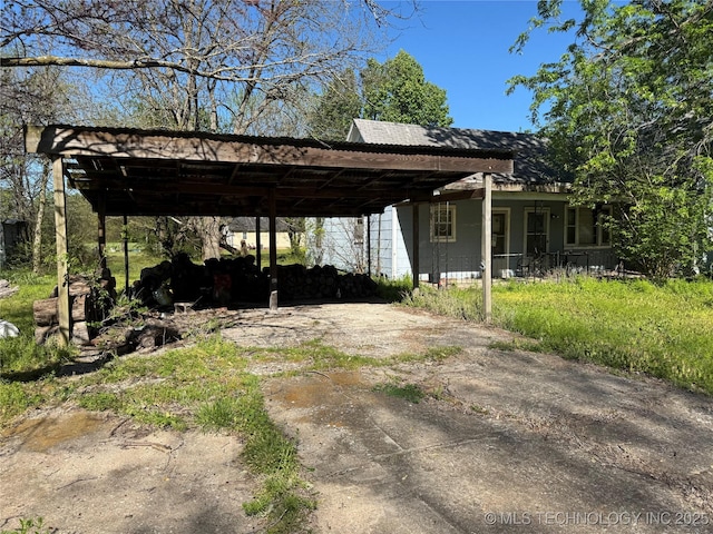 900 S Mabel Ave, Wagoner, OK 74467 - view of front of house featuring driveway and a detached carport