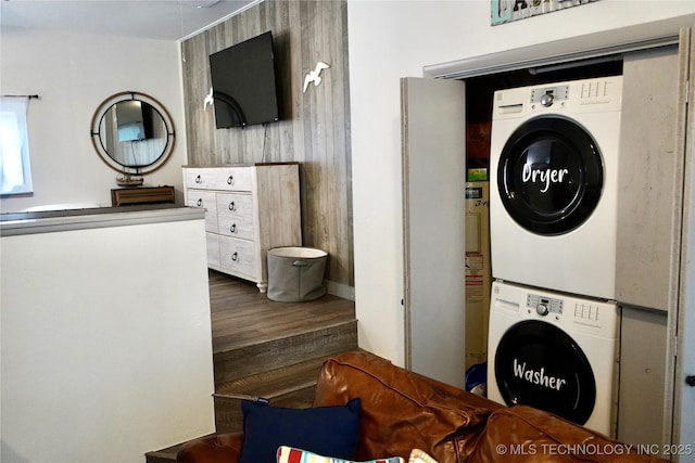 116942 S 4244th Rd, Eufaula, OK 74432 - laundry area featuring stacked washer / drying machine and wood finished floors