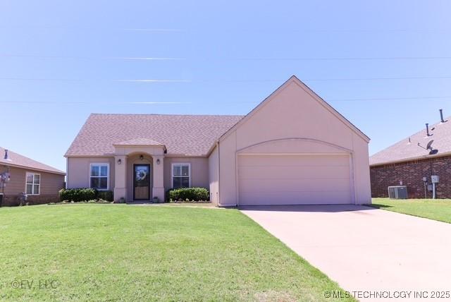 14538 S Kendalwood Blvd E, Glenpool, OK 74033 - view of front of property featuring stucco siding, a front lawn, driveway, an attached garage, and central AC