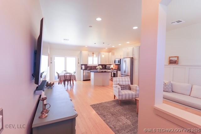 14538 S Kendalwood Blvd E, Glenpool, OK 74033 - living room featuring light wood finished floors, recessed lighting, and a wainscoted wall