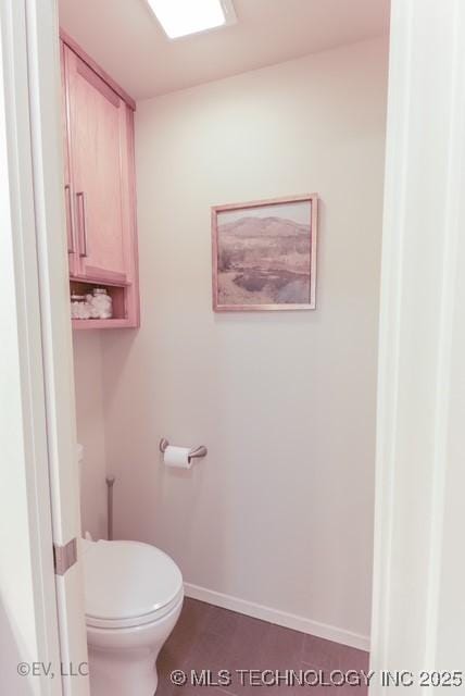 14538 S Kendalwood Blvd E, Glenpool, OK 74033 - bathroom with toilet and baseboards