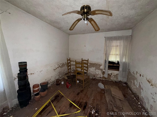 710 F St NW, Ardmore, OK 73401 - unfurnished room with a ceiling fan and a textured ceiling