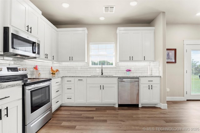 8315 S 2nd W, Muskogee, OK 74401 - kitchen featuring appliances with stainless steel finishes, a sink, plenty of natural light, white cabinetry, and recessed lighting